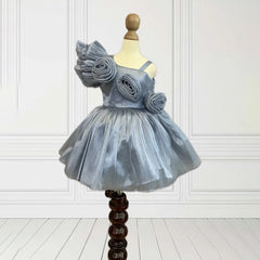 This grey coloured kids birthday wear frock comes with a back zip closure. It features floral detailing that elevates the entire look. Moreover, it comes with a fabric belt to be tied at the back.
