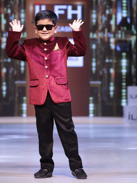 This Maroon party dress for boys consists of a Jodhpuri coat and matching black pants. It features a cute broach and golden-colored pocket square that adds grace to the look.