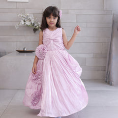 This pink coloured baby birthday party dress consists of a gown with beautiful floral and knot detailing. Moreover, it comes with a fabric belt to be tied at the back.