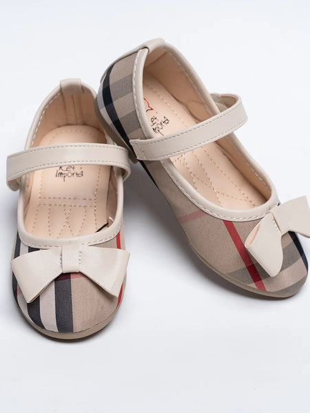  It's a pair of beige Colored self-checked sandals for girls for a party. Patterned synthetic outsole, and bow detailing on the sandals.