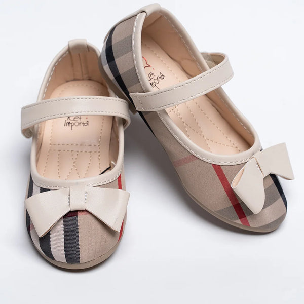  It's a pair of beige Colored self-checked sandals for girls for a party. Patterned synthetic outsole, and bow detailing on the sandals.