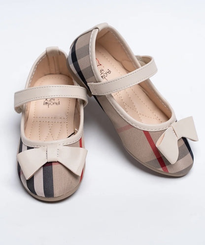  It's a pair of beige Colored self-checked sandals for girls for a party. Patterned synthetic outsole, and bow detailing on the sandals.