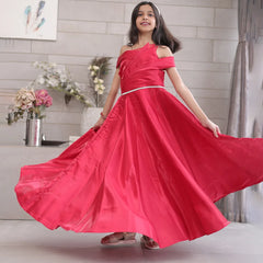 It’s a red coloured fancy gown with a back zip closure that comes with a matching inner making it a perfect children's birthday dress and a girl's wedding outfit. It features a beautiful belt detailing on the waist and pleated detailing on the yoke that uplifts the entire look.