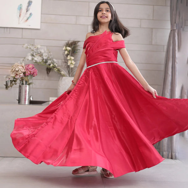 It’s a red coloured fancy gown with a back zip closure that comes with a matching inner making it a perfect children's birthday dress and a girl's wedding outfit. It features a beautiful belt detailing on the waist and pleated detailing on the yoke that uplifts the entire look.