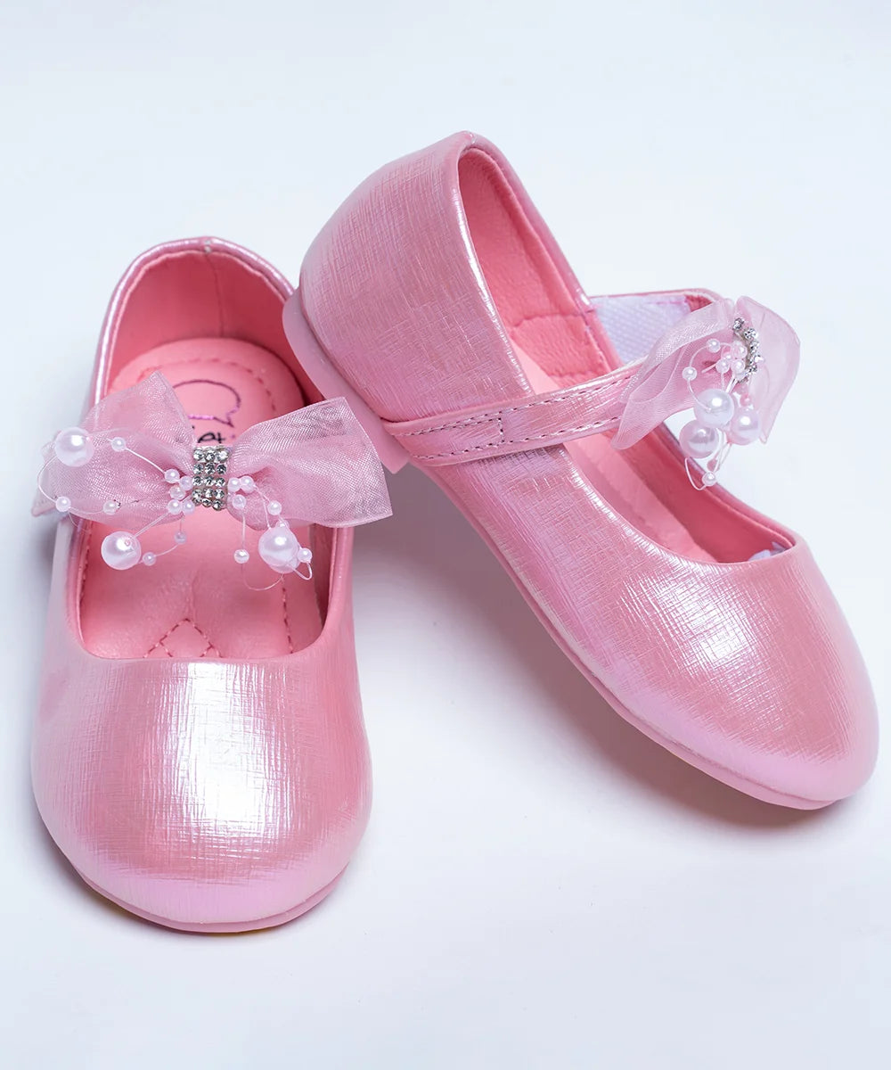 It's a pair of pretty pink comfortable sandals with a round-toe silhouette to add grace to the look.